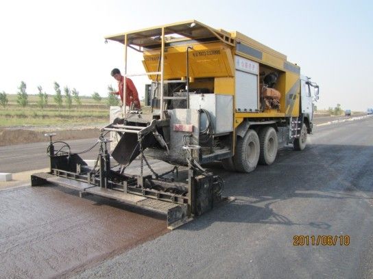 公司設備在山西省天大高速路面六標做稀漿封層施工